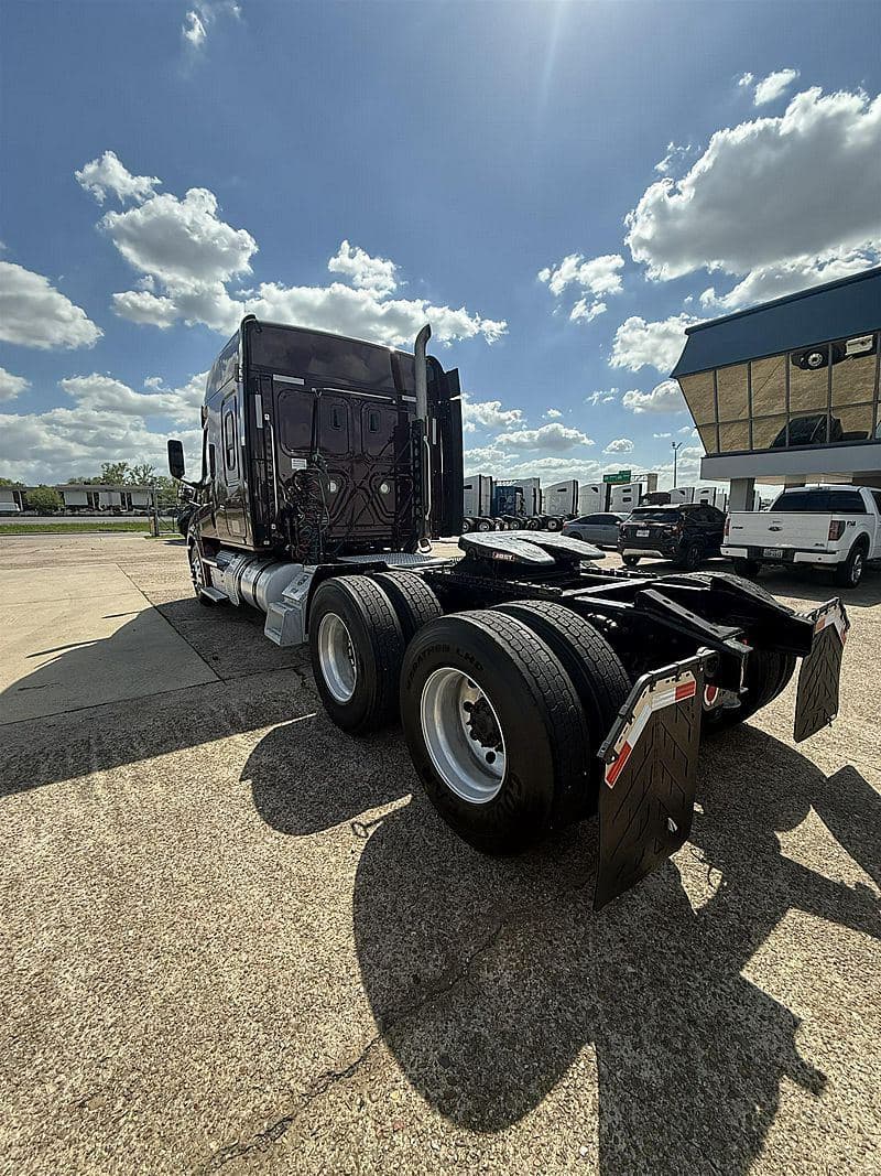 2020 Freightliner Cascadia 126 image 3