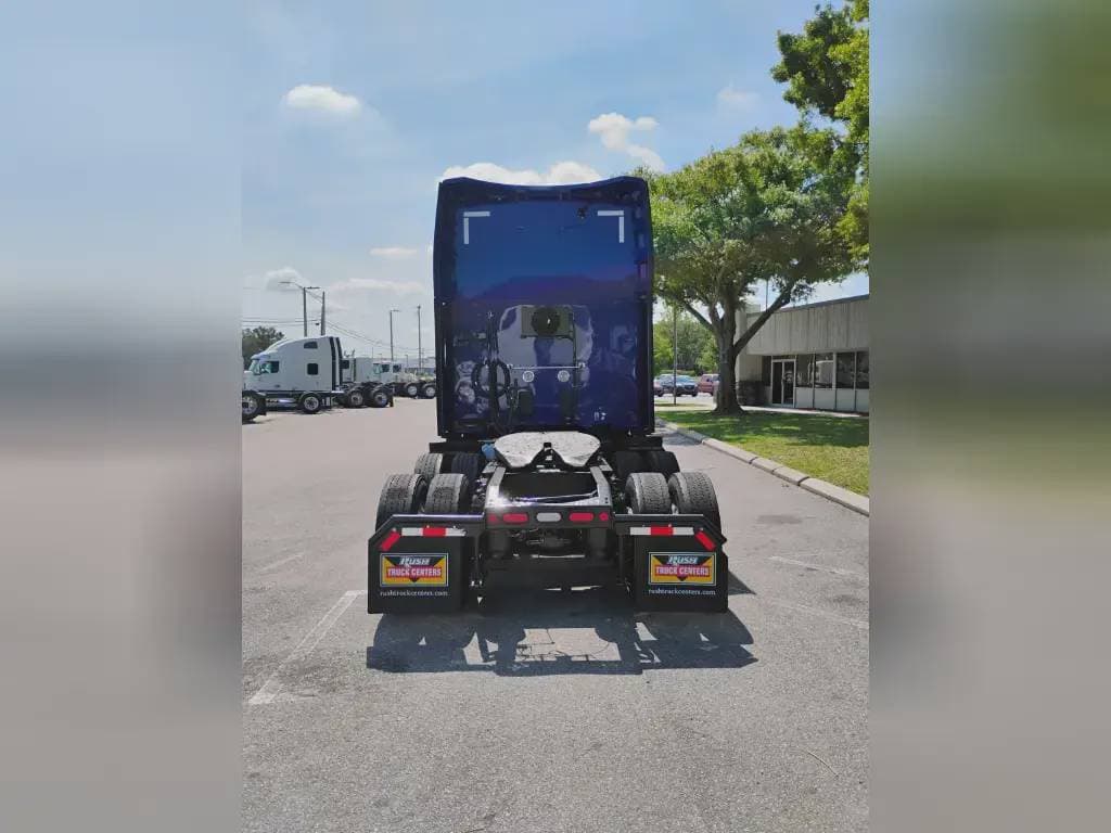 2022 Peterbilt 579 image 2