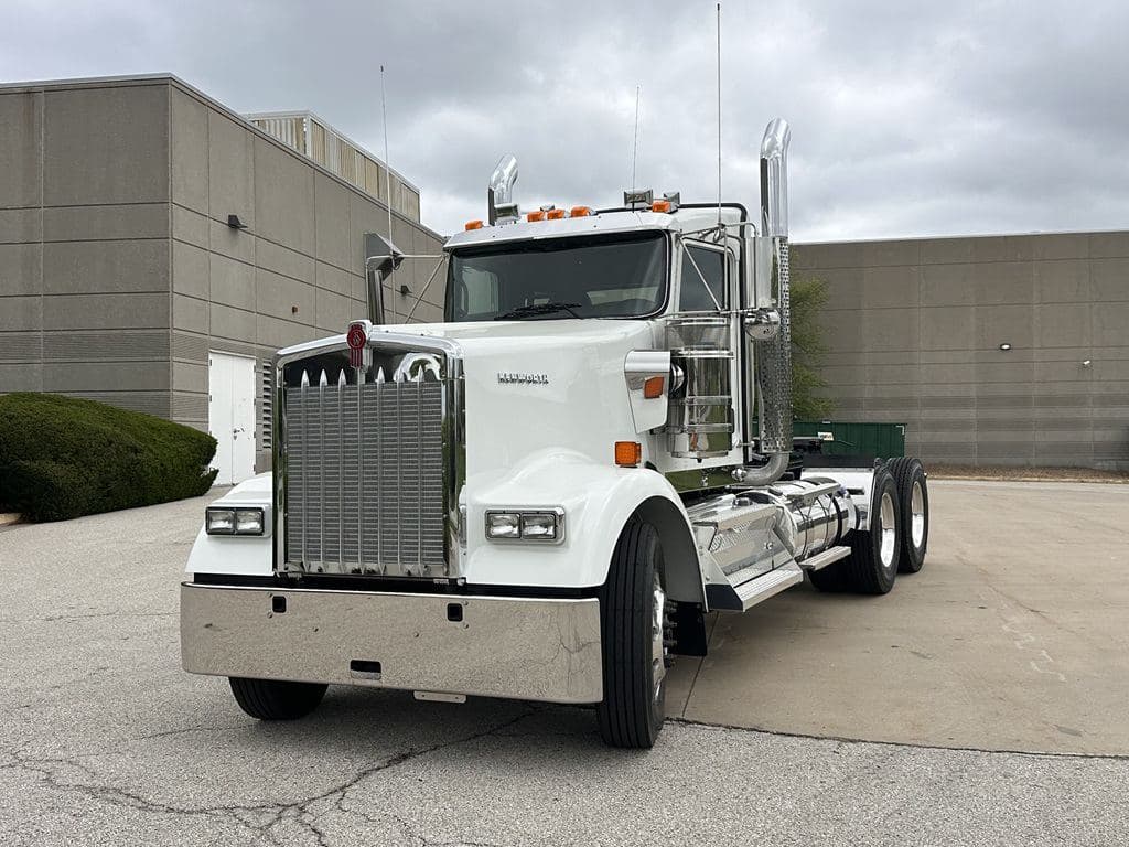 New 2027 KENWORTH W900L image 3