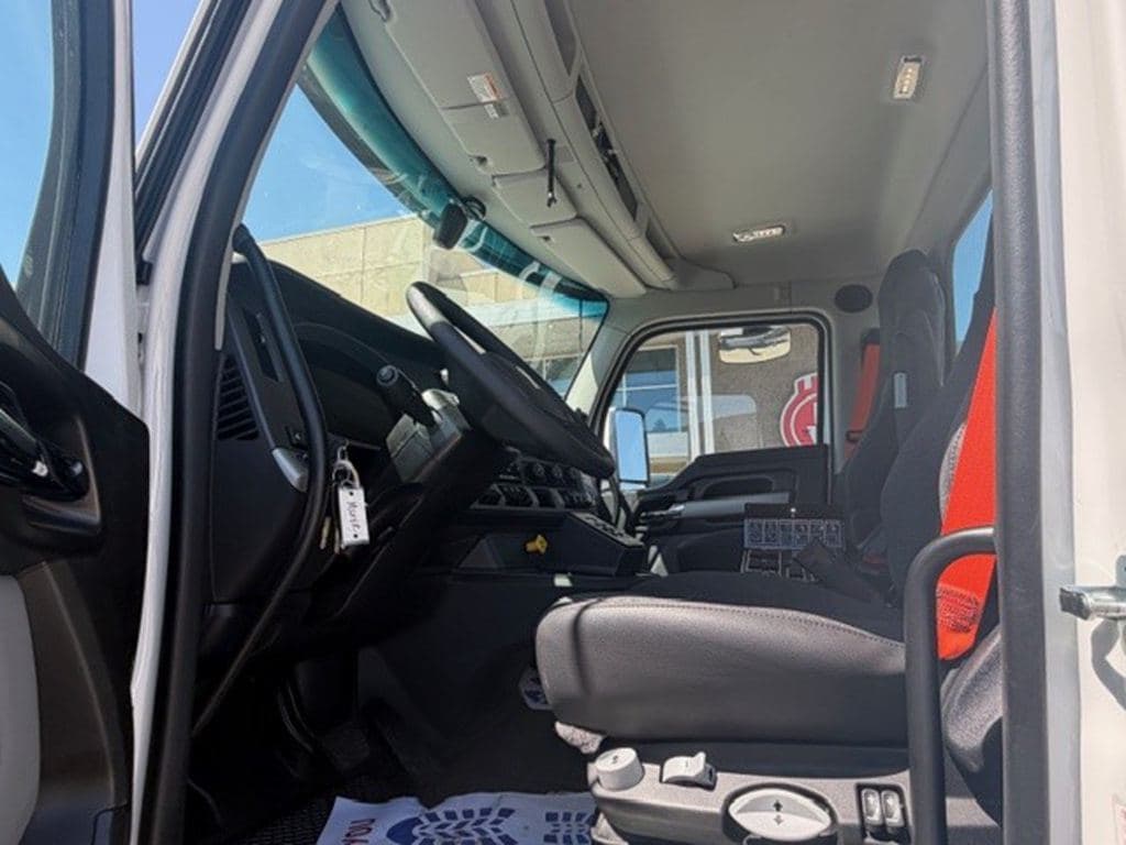 New 2026 KENWORTH T880 image 18