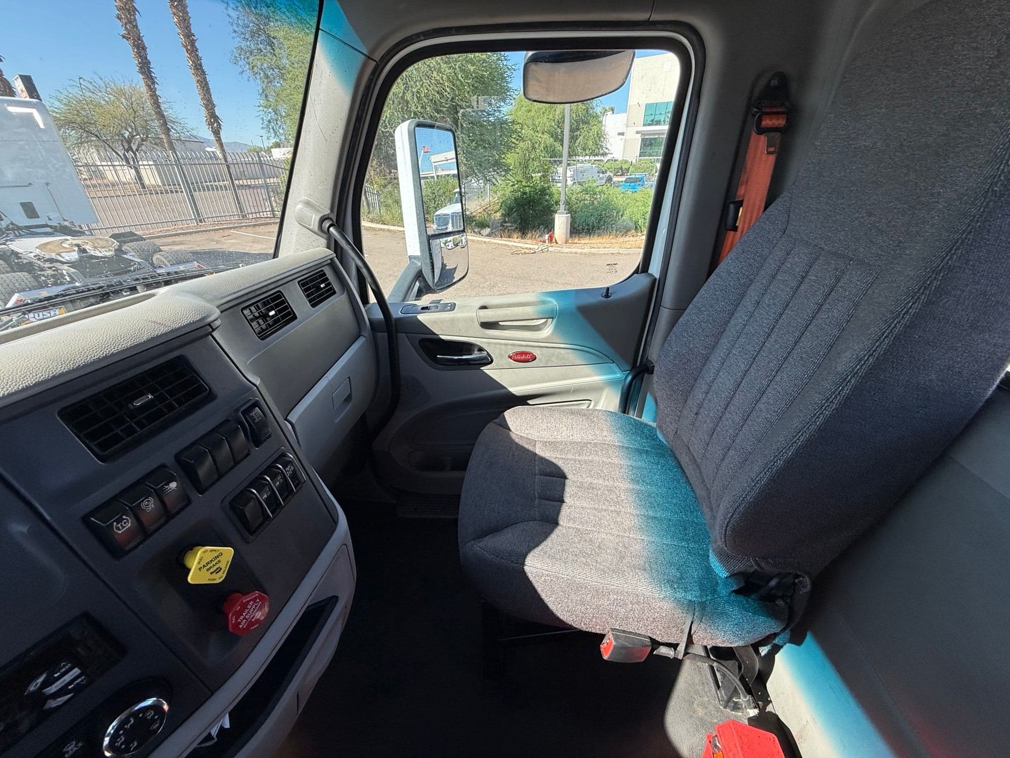 2020 Peterbilt 579 image 12