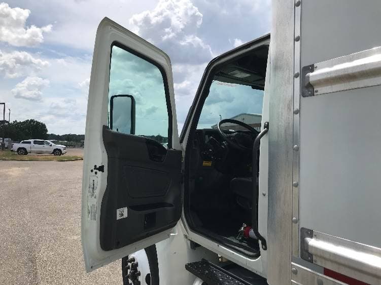 2022 International MV607 Box Truck - 220HP, 6 Speed Automatic, Roll up Door image 16