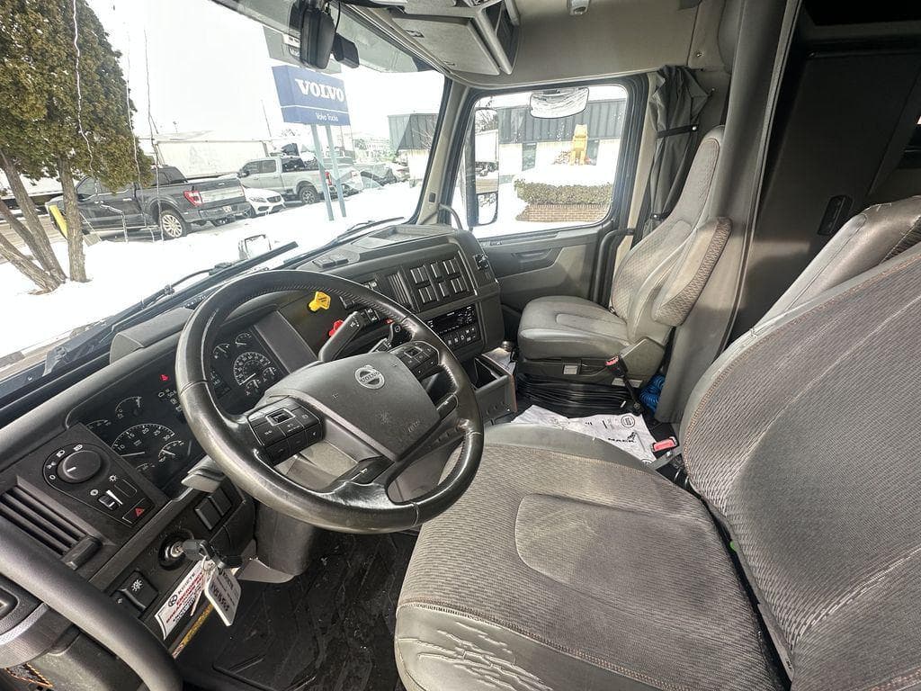2021 Volvo VNL image 12