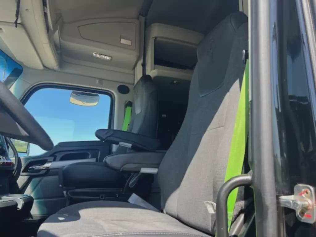 2022 Kenworth T680 image 5