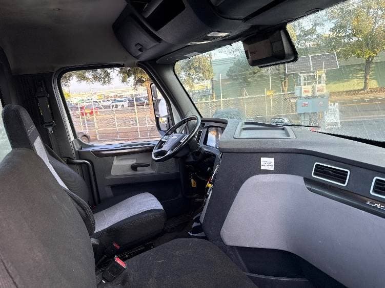 2021 Freightliner Cascadia image 8