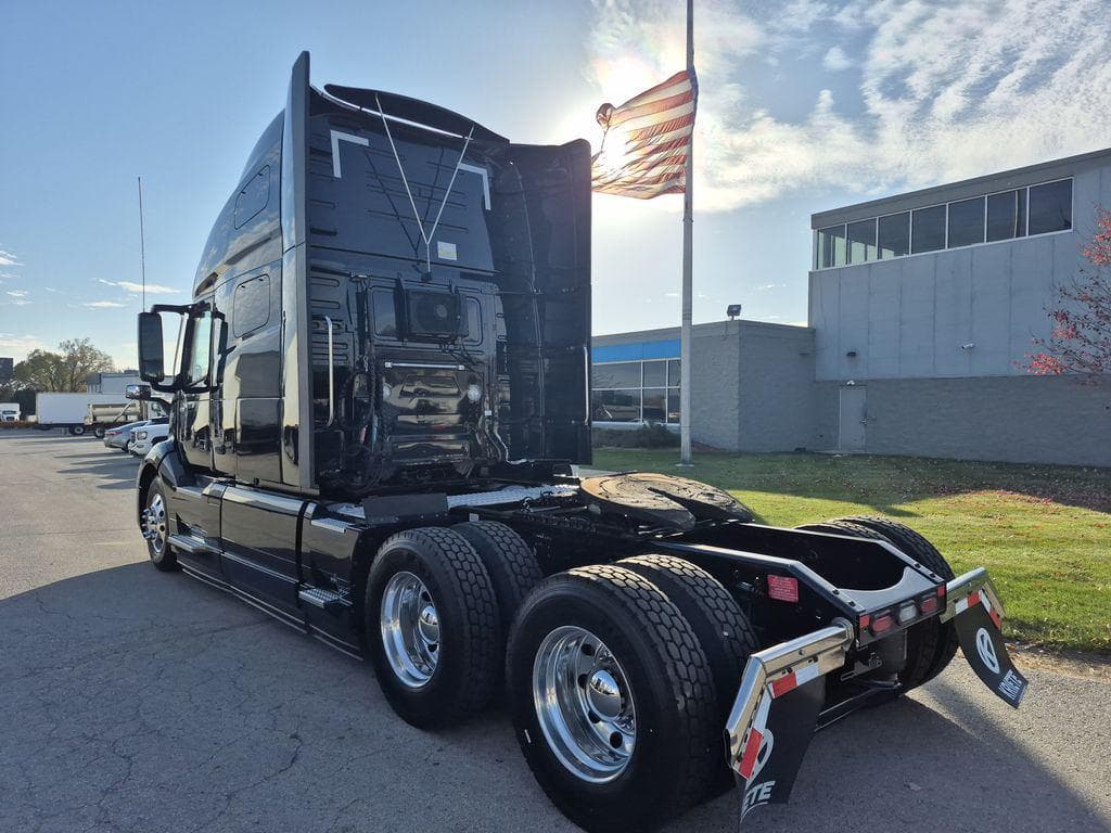 2023 Volvo VNL image 3