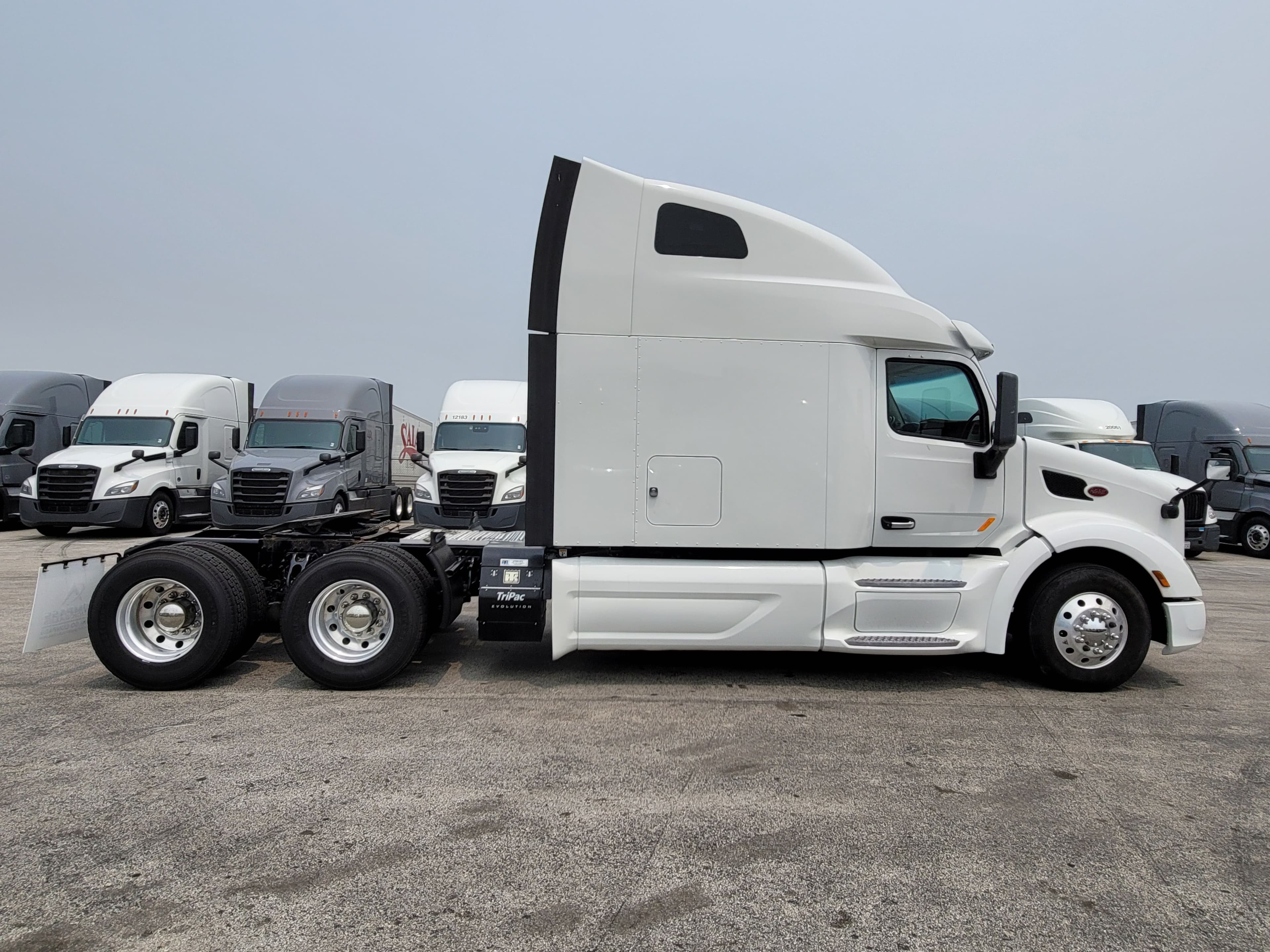 2022 Peterbilt 579 image 4