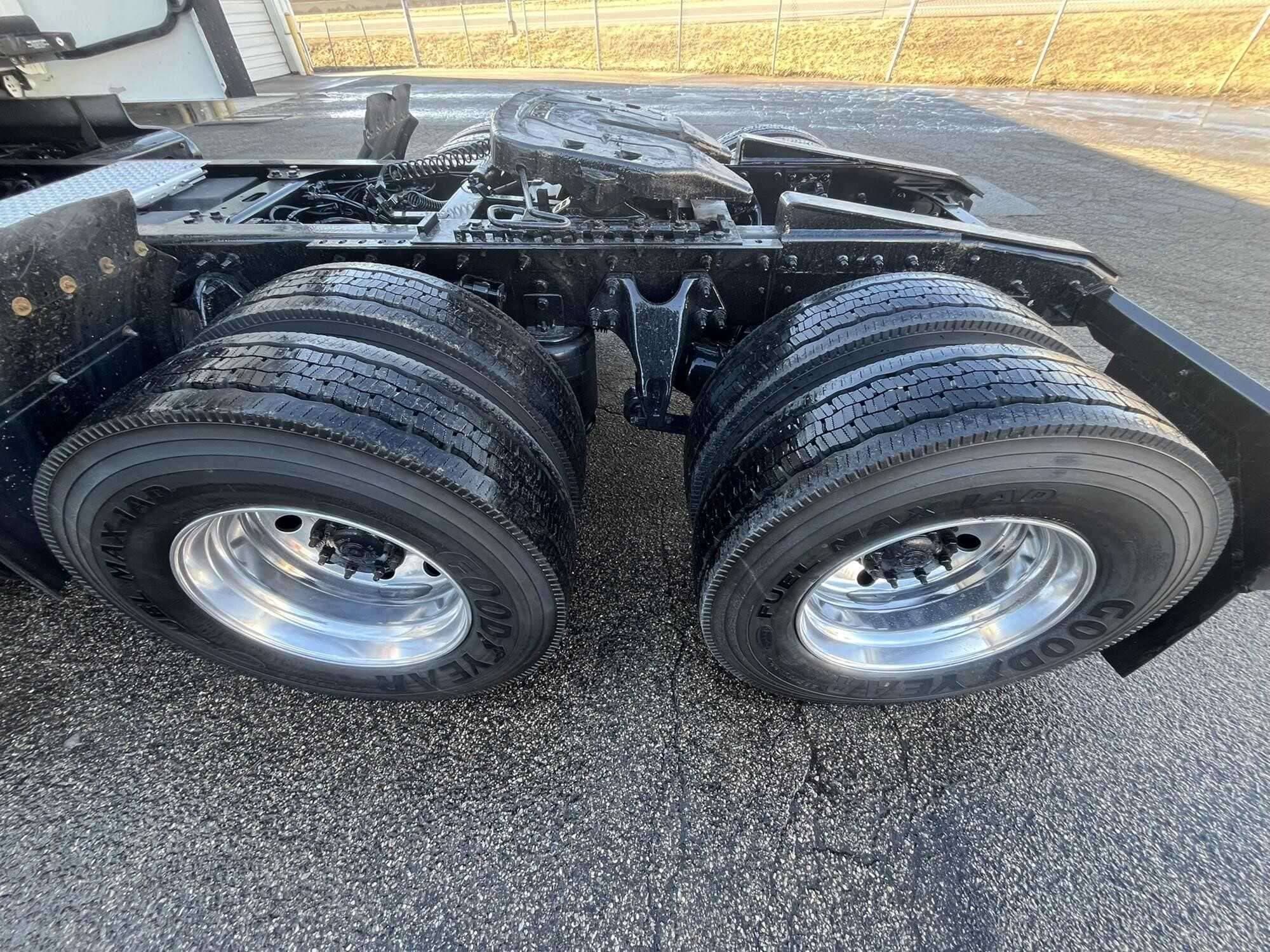 2021 International LT625 image 4