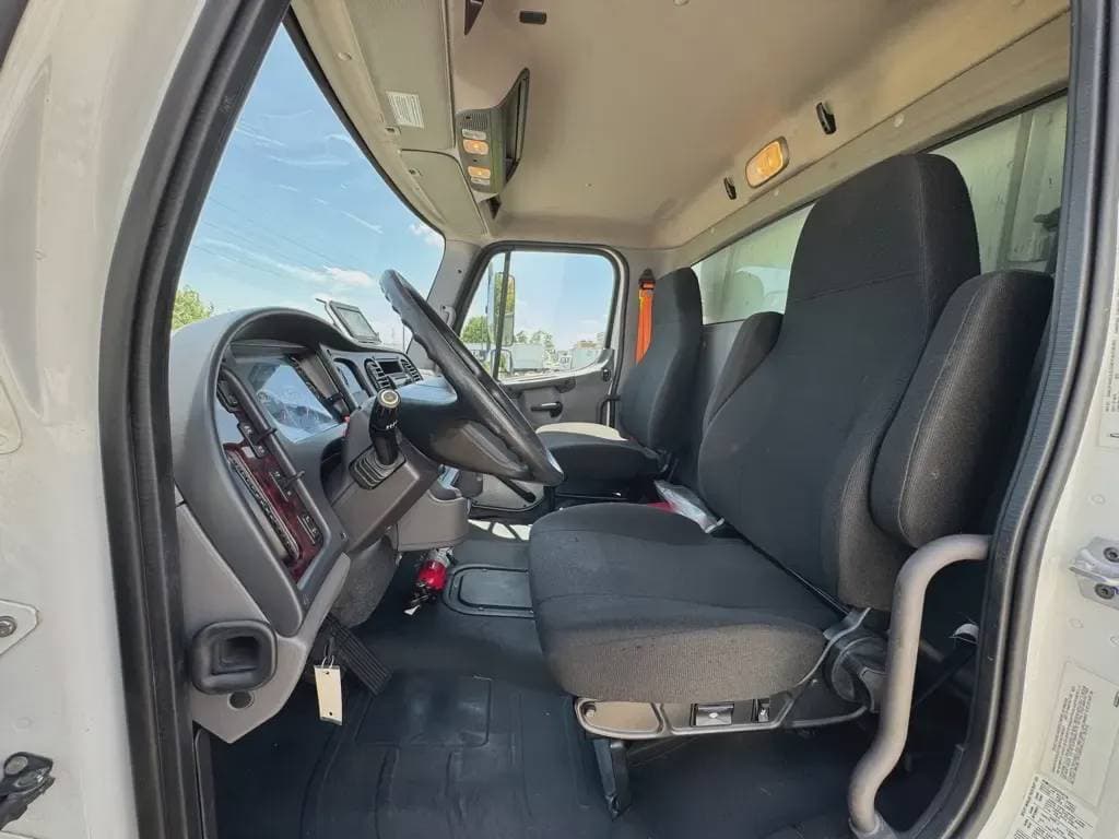 2022 Freightliner M2 image 7