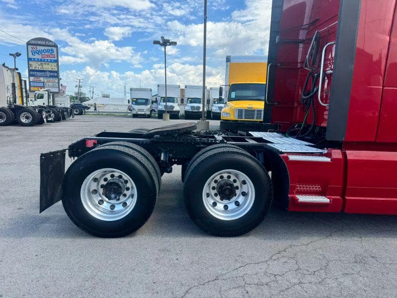 2020 Volvo VNL image 11