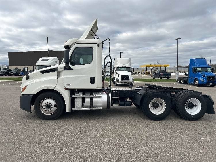 2018 Freightliner Cascadia image 12