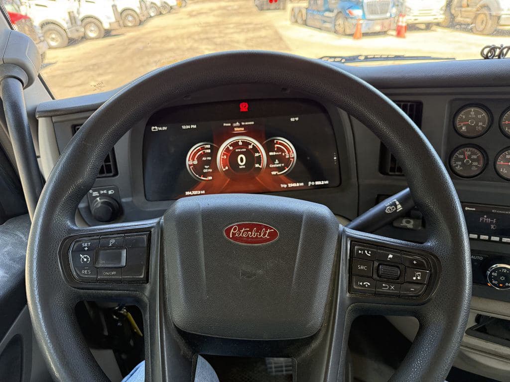 Used 2022 PETERBILT 567 image 7