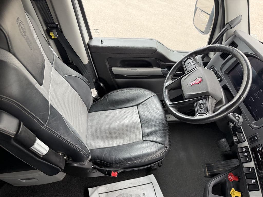Used 2024 KENWORTH T880 image 24