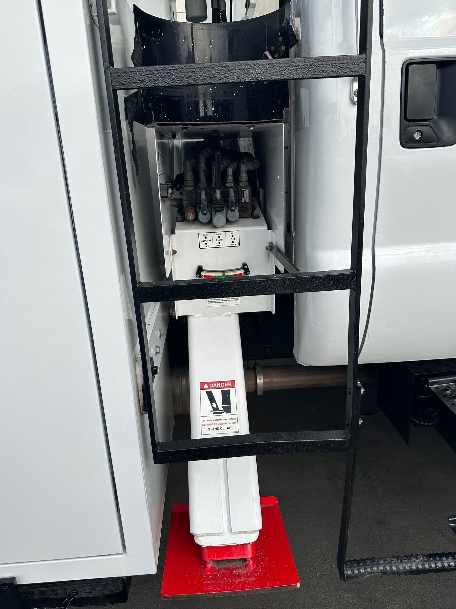 2010 Ford F-750 Forestry Tree Truck image 32