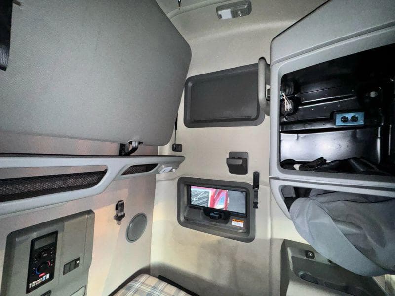 2020 Volvo VNL image 27