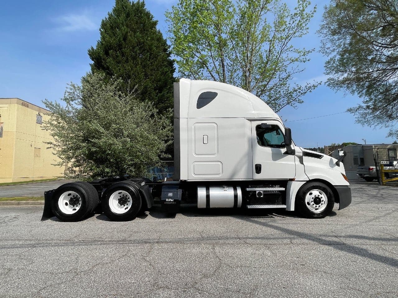 2020 Freightliner Cascadia 126 image 2