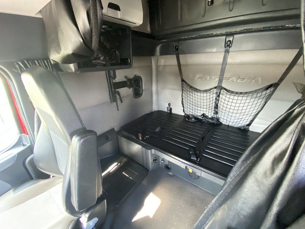 2020 FREIGHTLINER Cascadia CA126 Tandem Axle Sleeper image 14