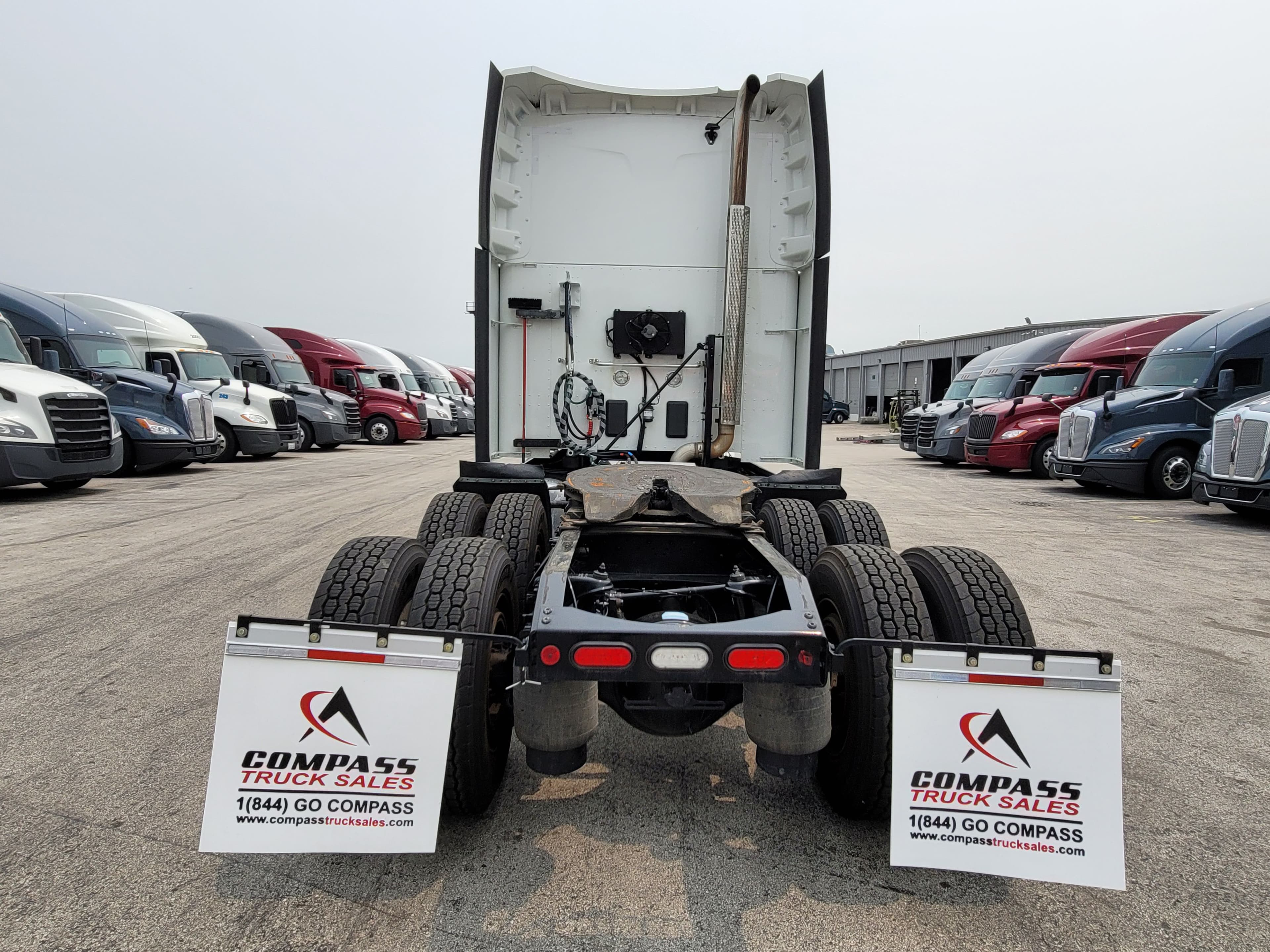 2022 Peterbilt 579 image 3