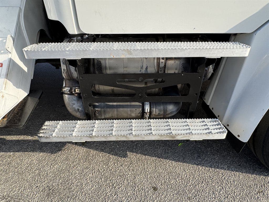 2015 Freightliner M2 106 image 47