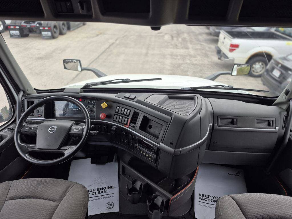 2023 Volvo VNL64T760 image 14
