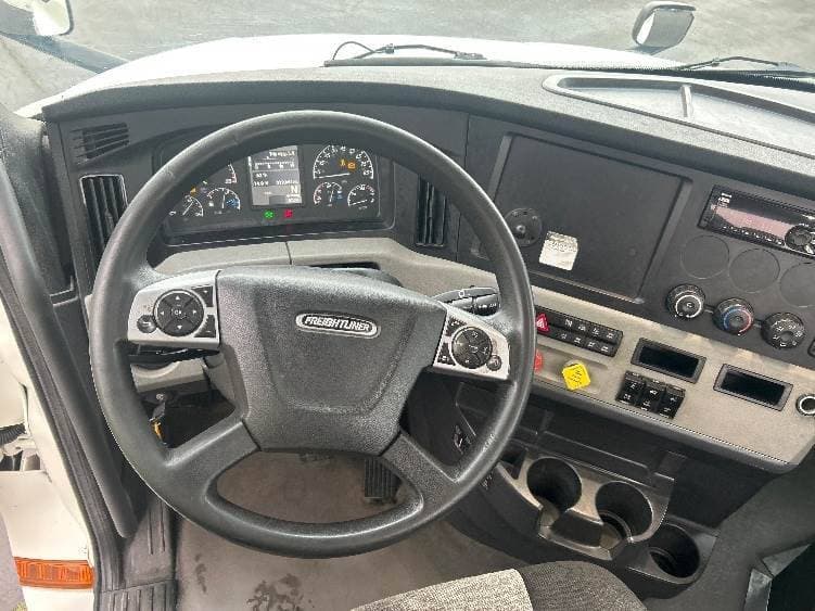 2021 Freightliner Cascadia image 6