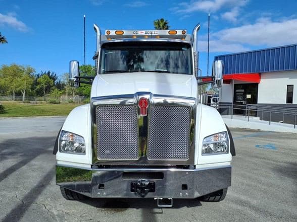 2025 Kenworth T880 image 2