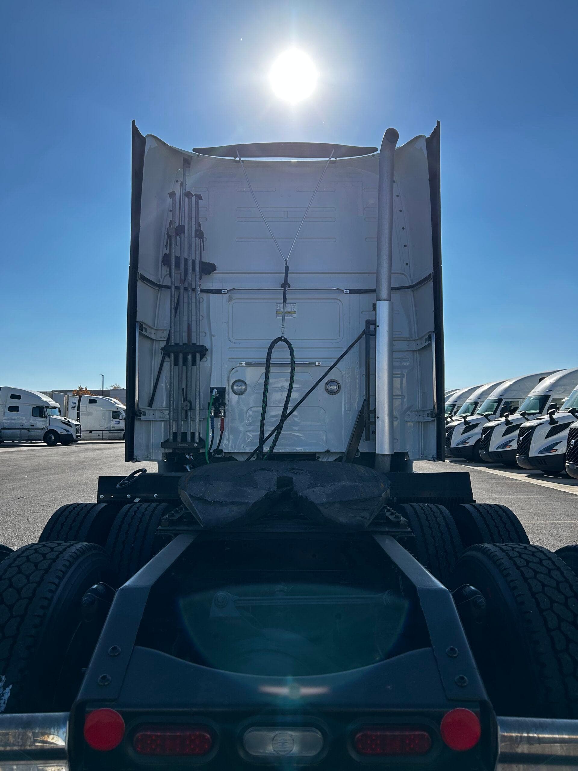 2023 Volvo VNL image 3