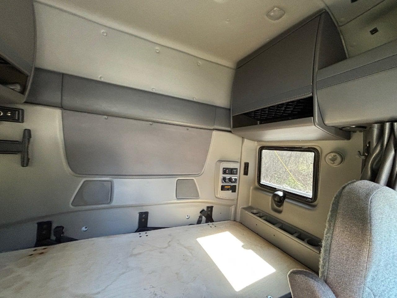 2018 International LT625 image 26