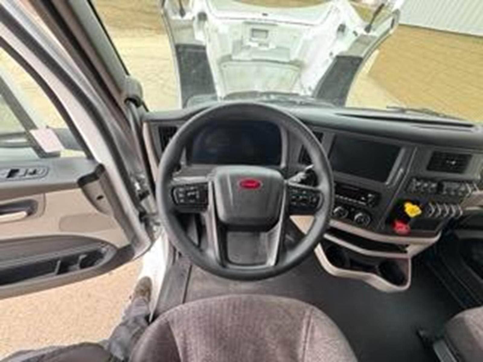 2023 Peterbilt 579 image 9