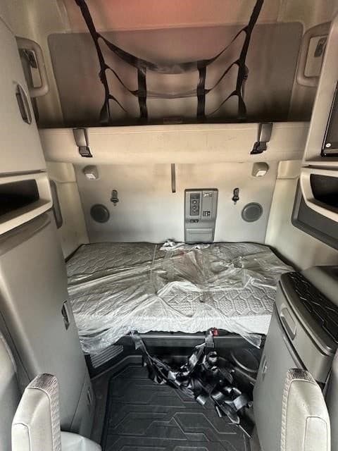 2023 Volvo VNL64T760 image 7