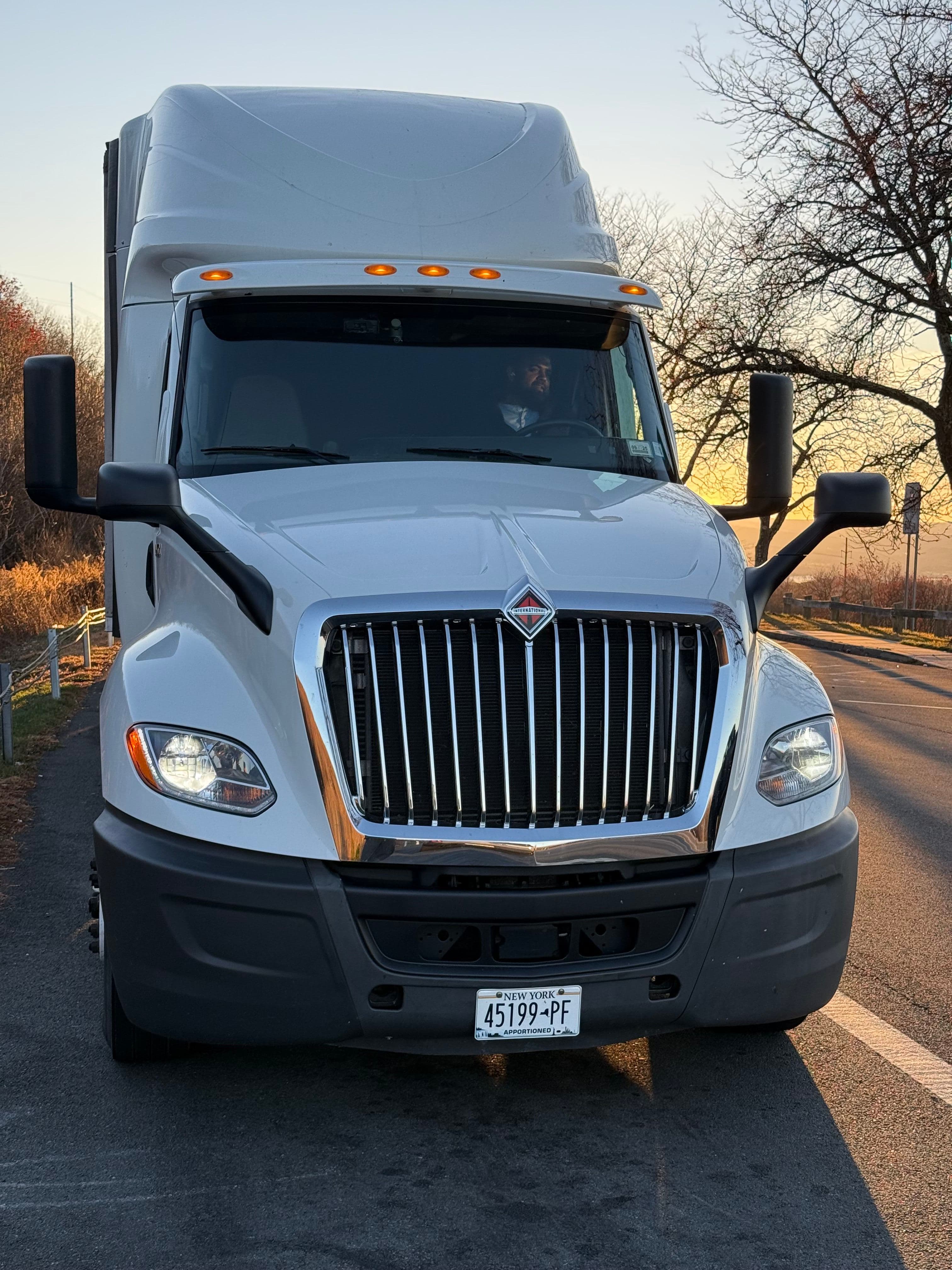 2019 International LT625 image 18