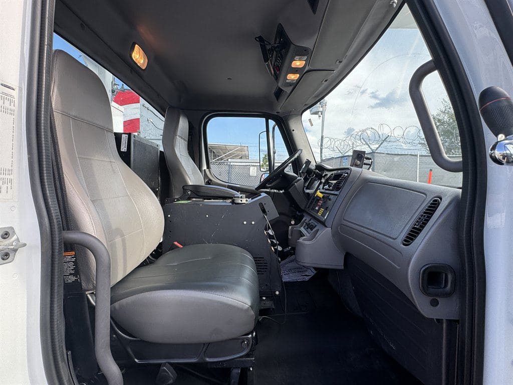2018 Freightliner M2-106 image 56