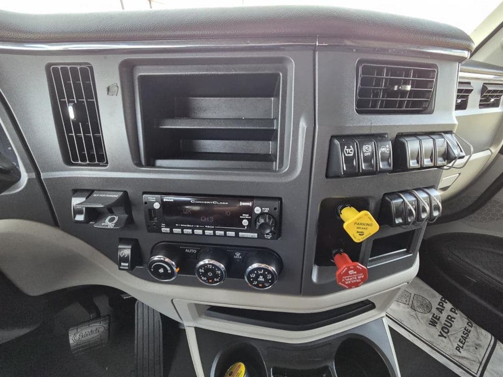 Used 2023 PETERBILT 579 image 18