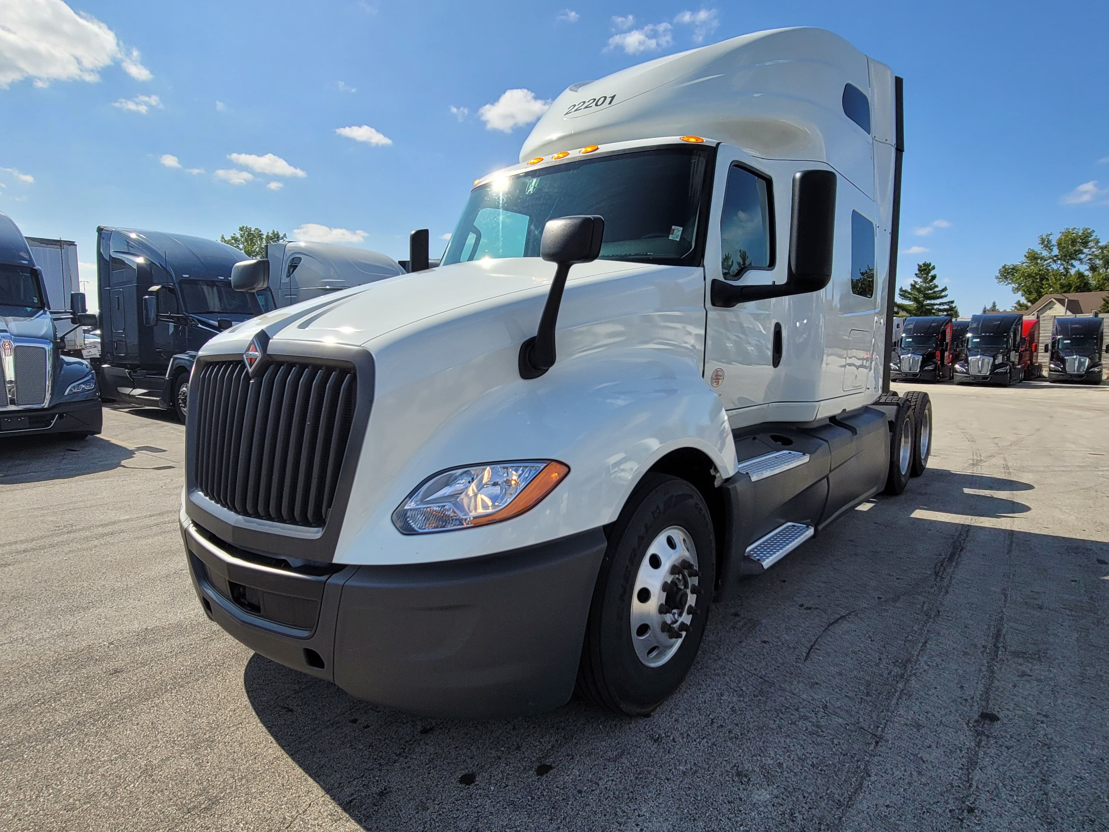 2022 International LT625 image 1