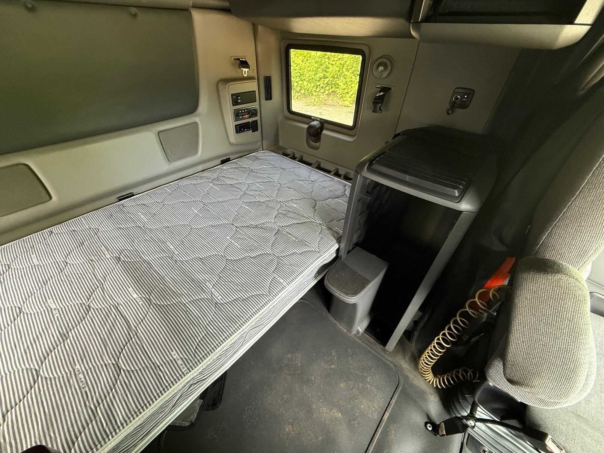 2021 International LT625 image 6