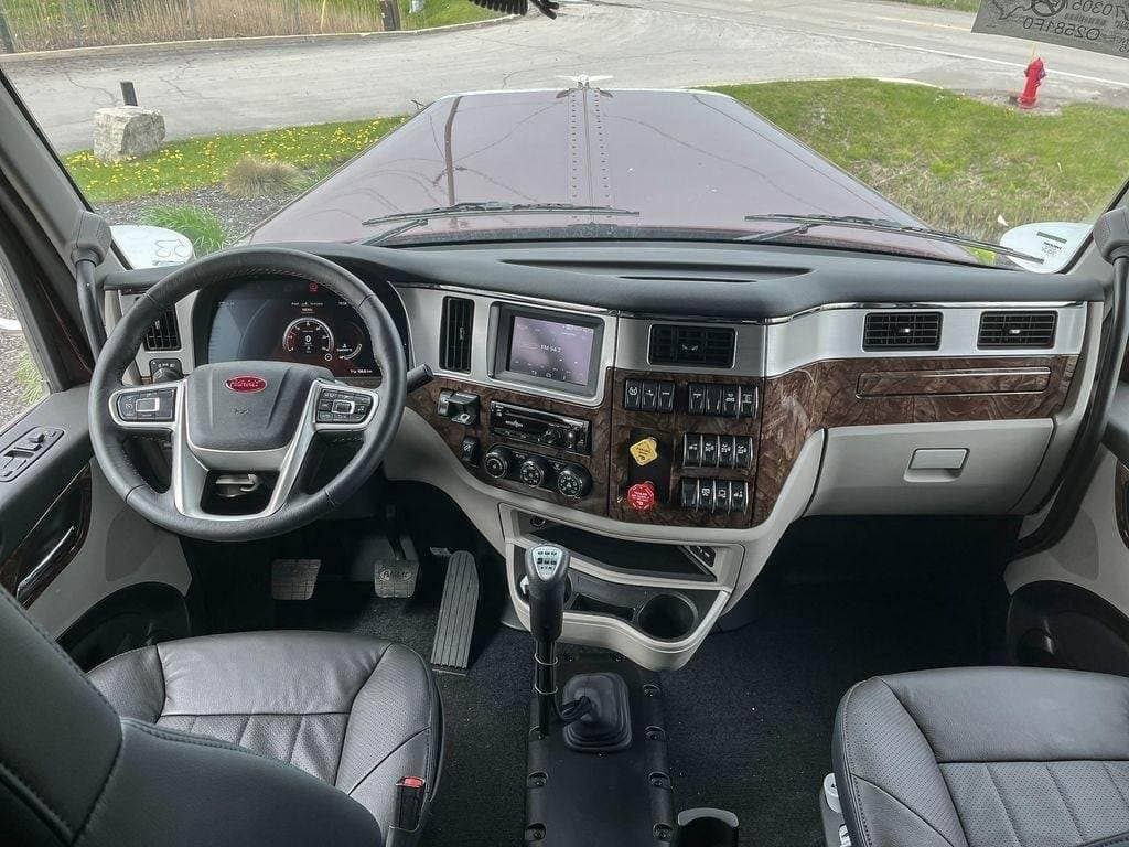 2025 Peterbilt 589 image 13
