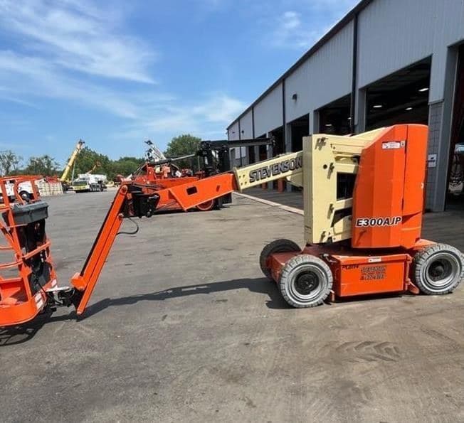 2015 JLG E300AJP PL8114 image 3