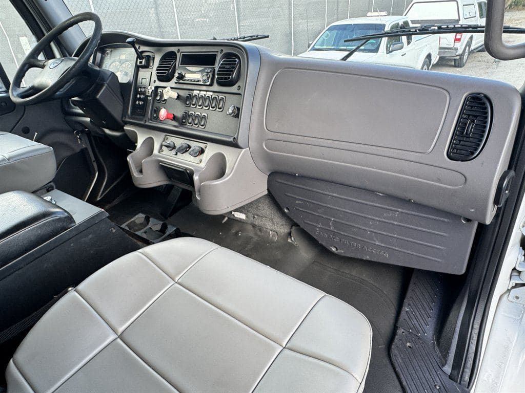 2014 Freightliner M2 106 image 53