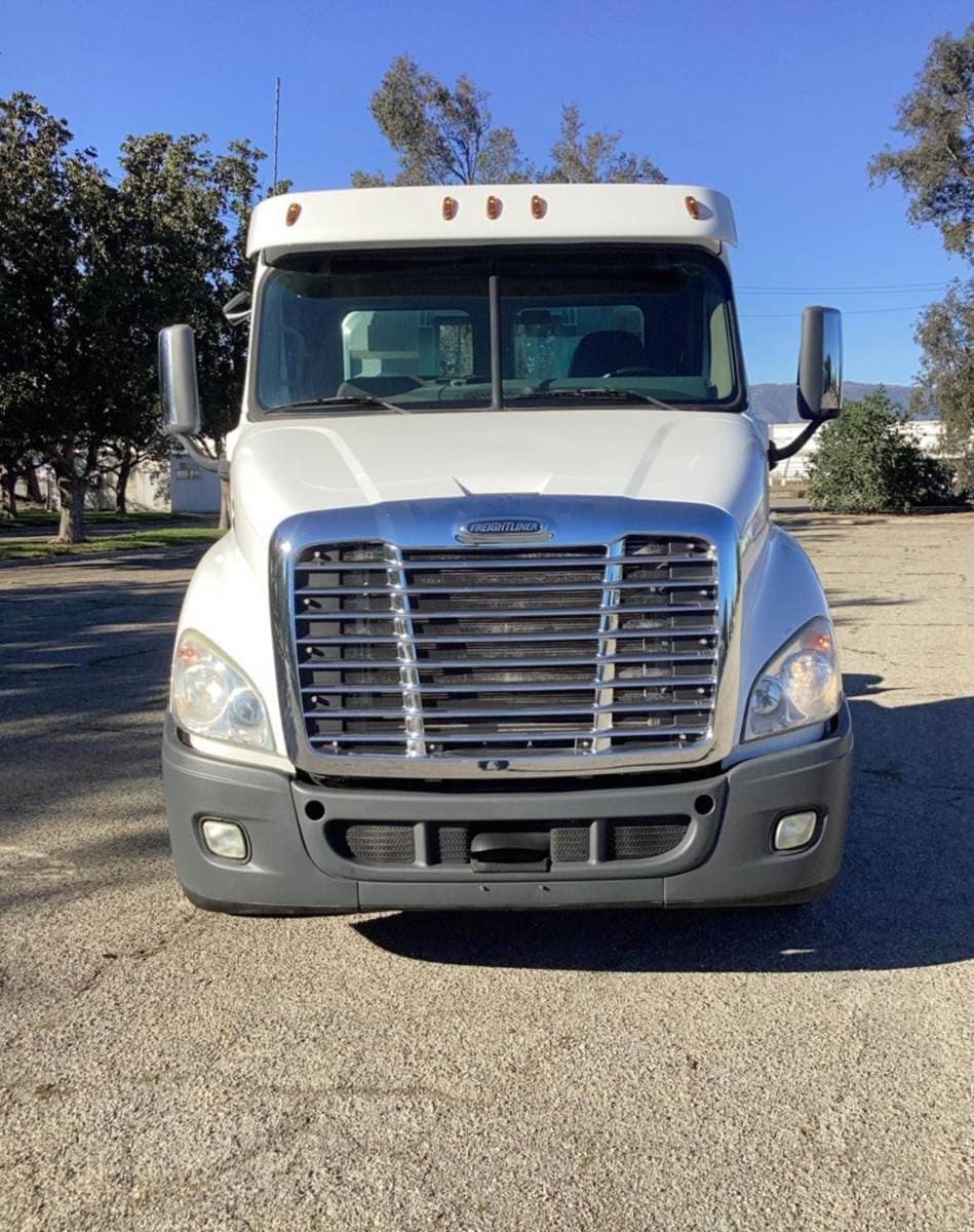 2018 Freightliner Cascadia image 2