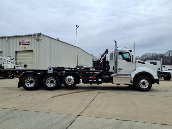 2025 Kenworth T880 image 2