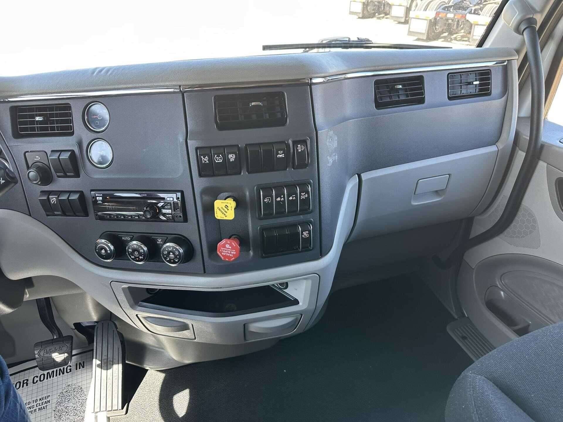 2021 Peterbilt 579 image 5