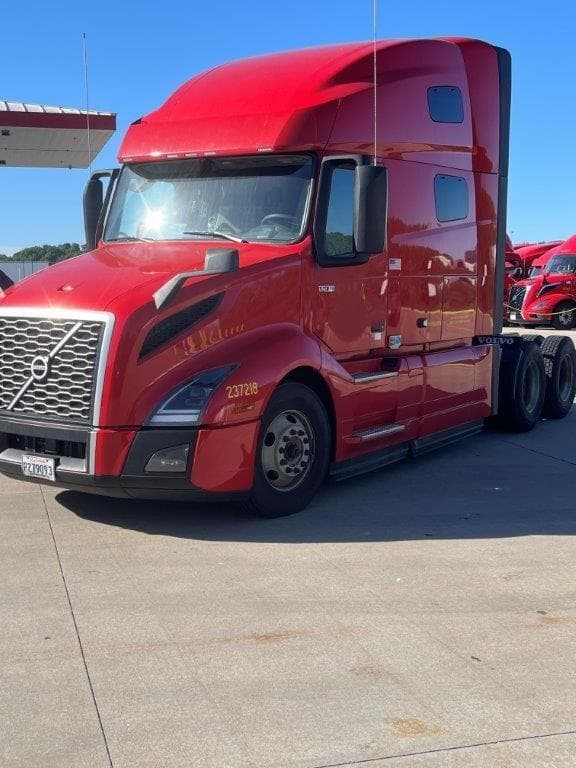 2023 Volvo VNL64T760 image 2