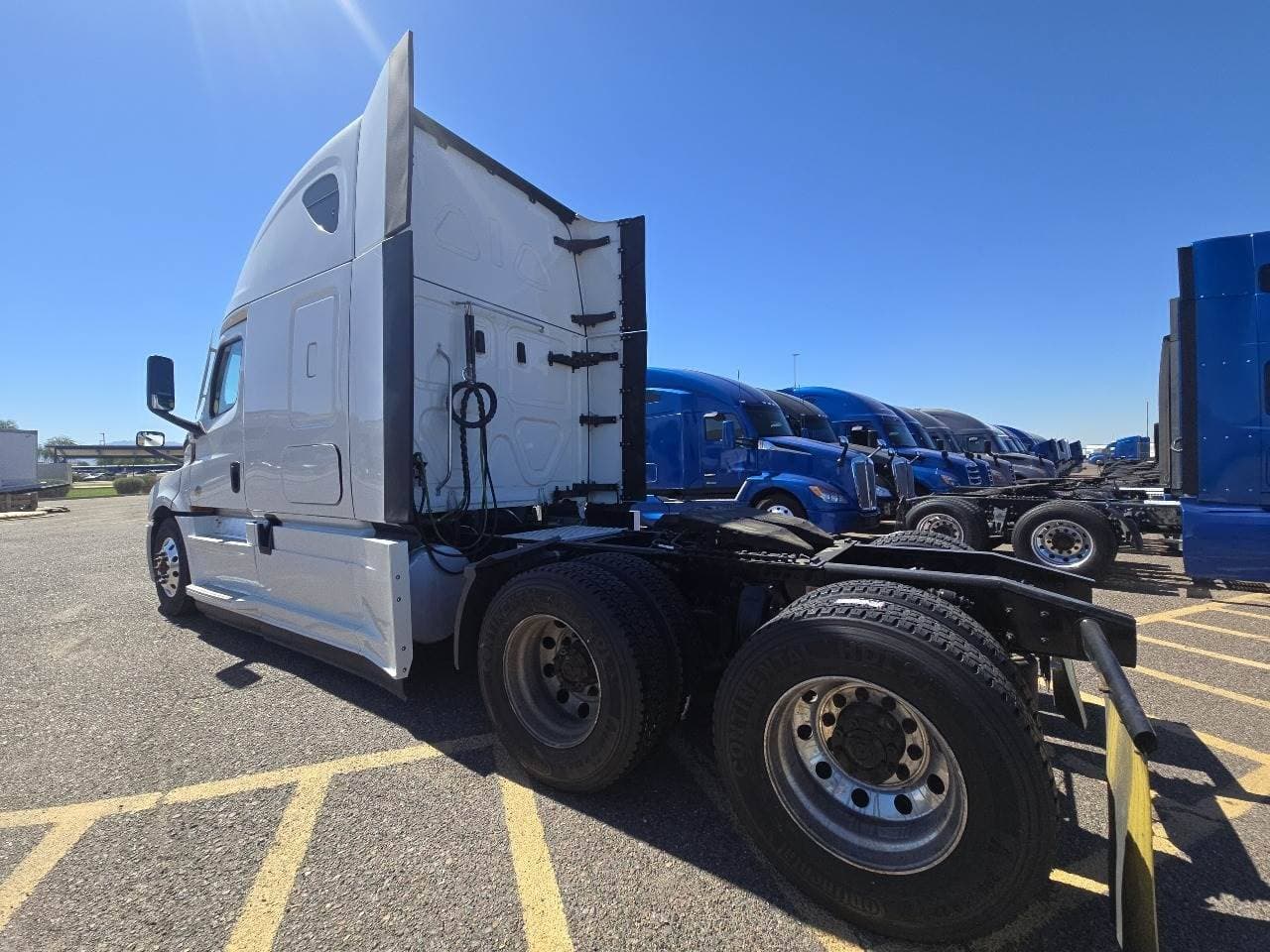 2021 Freightliner Cascadia 126 Sleeper Semi Truck - 72" Condo, Detroit 400HP, Automatic image 6