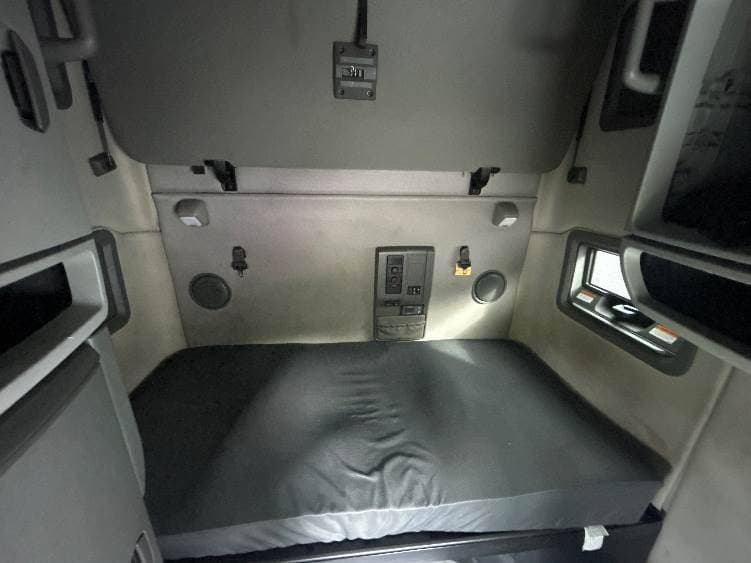 2022 Volvo VNL image 13