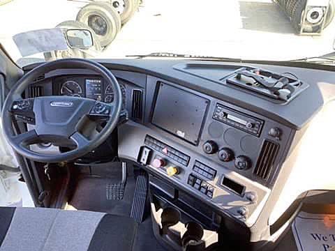 2021 Freightliner Cascadia 126 image 14