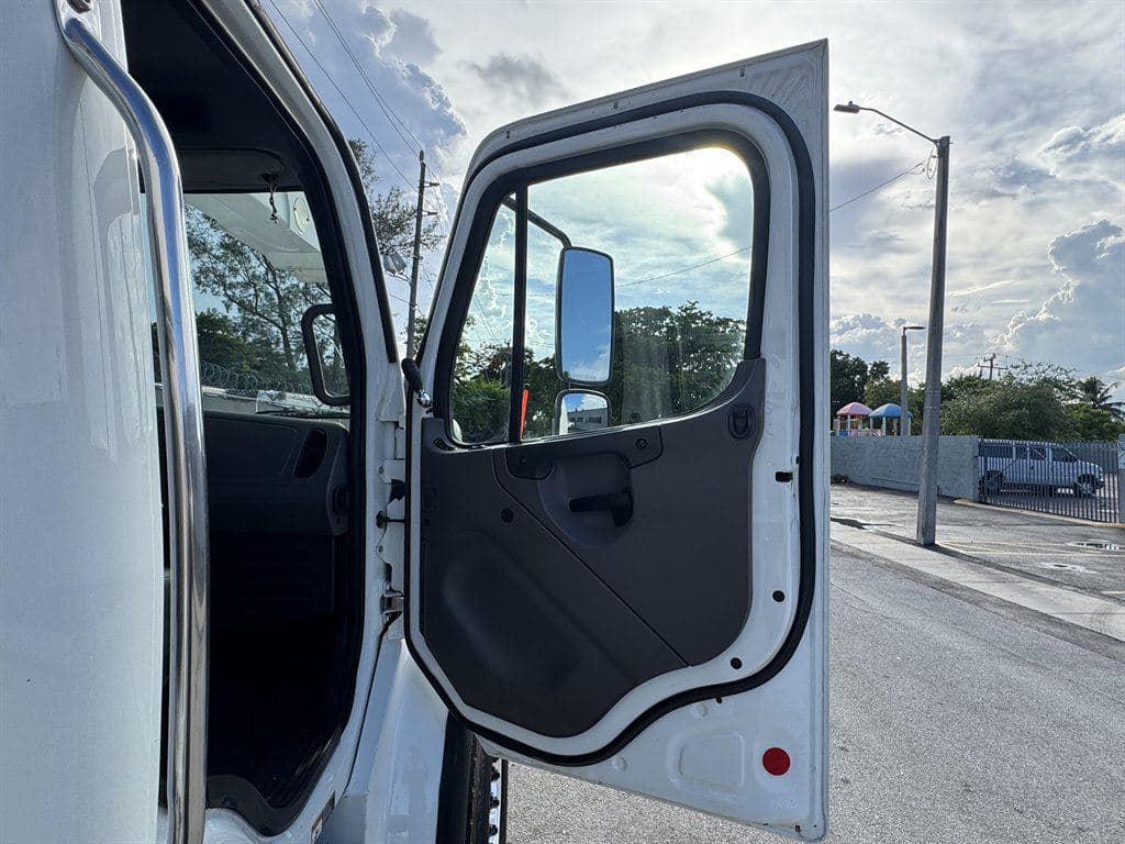 2018 Freightliner M2-106 image 53