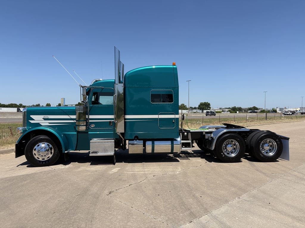 Used 2024 PETERBILT 389 image 20