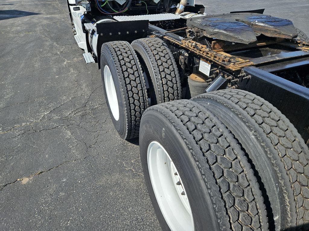 2020 Volvo VNR image 15