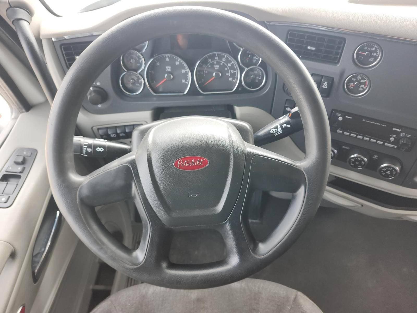2022 Peterbilt 579 image 10