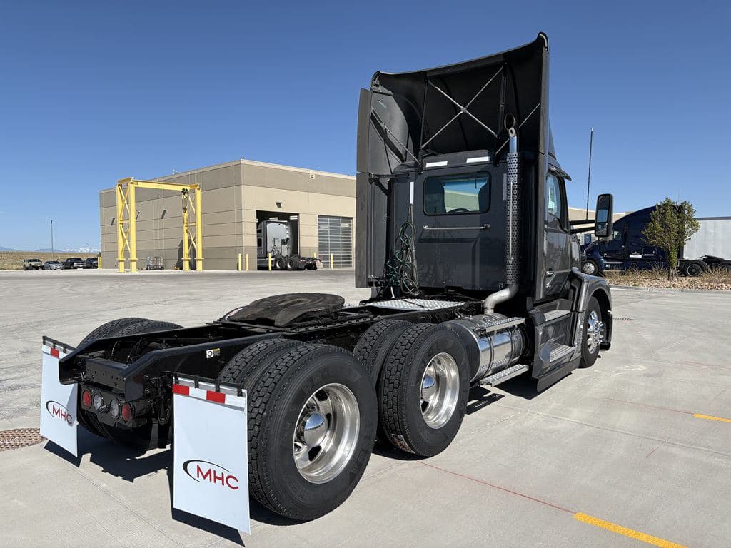 Used 2024 KENWORTH T680 image 9